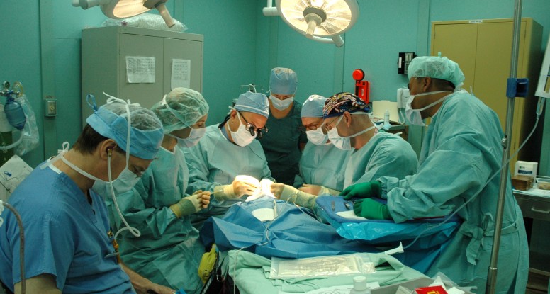 Napoli-Operazione chirurgica-Ospedale del Mare-Tiroide