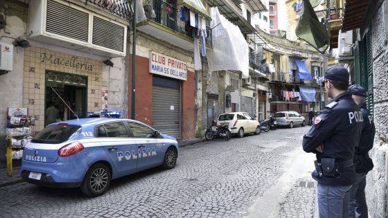 Polizia-Spari-Camorra-Guerra-Via Tarsia-Piazza Dante-Cavone