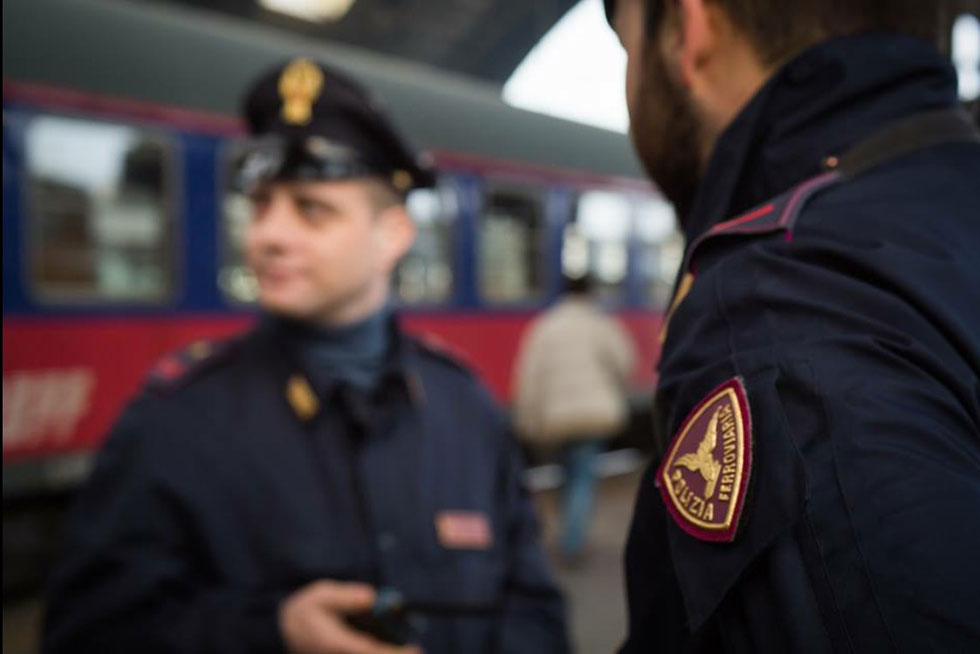Polizia ferroviaria, furti, Napoli, arresti, borsa