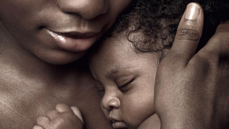 bambino-africano-abbracciato-a-mamma