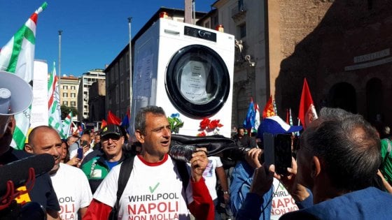 Whirlpool Napoli lavoratori corteo 19 ottobre