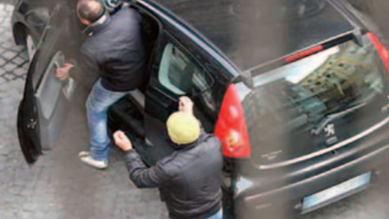 napoli-parcheggiatore-abusivo-200-euro-chiavi-auto