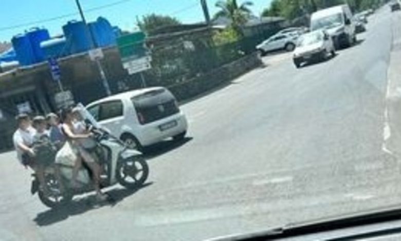 Napoli cinque persone scooter senza casco