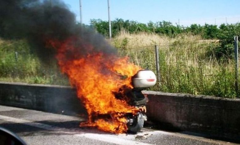 scooter prende fuoco napoli