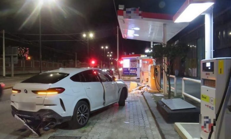 napoli auto distrugge distributore benzina feriti 21 gennaio