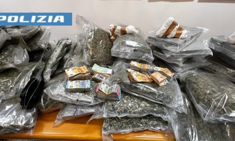 Napoli, trovato in possesso di 150 chilogrammi di droga e 4 pistole: arrestato 40enne