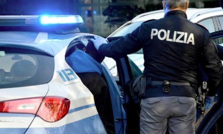 Napoli agenti Polizia aggrediti venditore abusivo