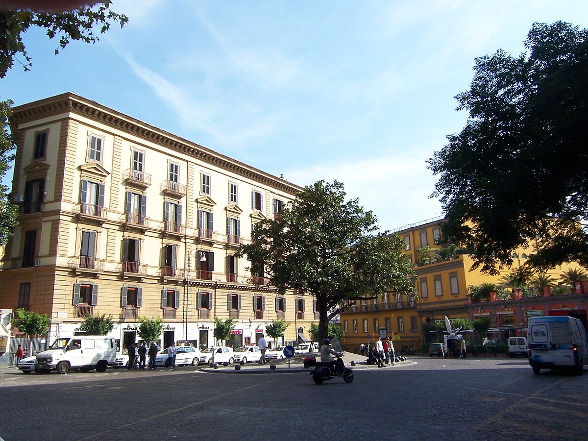 Napoli-Lampione-Piazza Amedeo-Incidenti-Nessun ferito