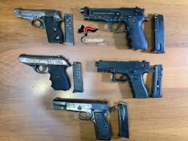 Cinque pistole, Napoli, Poggioreale, armi, carabinieri, arresti, droga