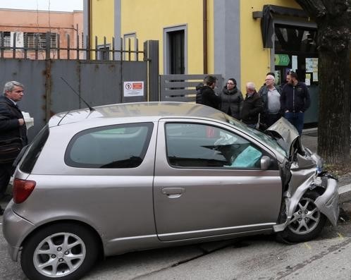 Giugliano in Campania, incidente, automobili, carabinieri