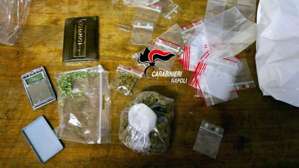Napoli, hashish, marijuana, carabinieri, arresti, droghe leggere