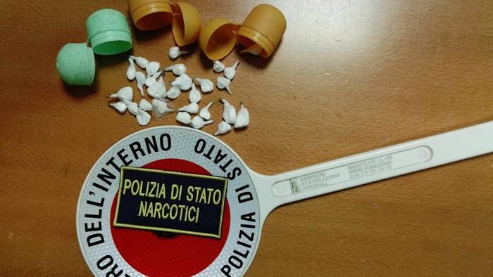 Napoli, polizia, cocaina, spaccio, droga, arresti