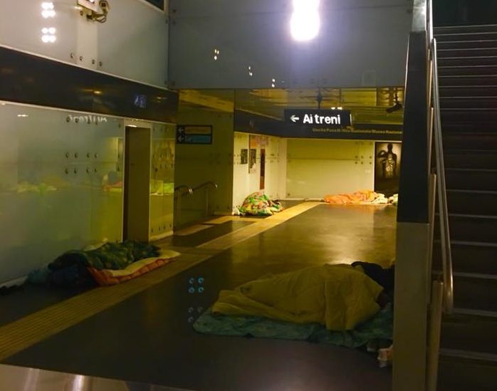 senzatetto-stazione-metro-freddo