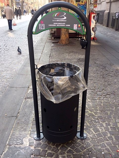 Vomero, via Luca Giordano, cestino per i rifiuti