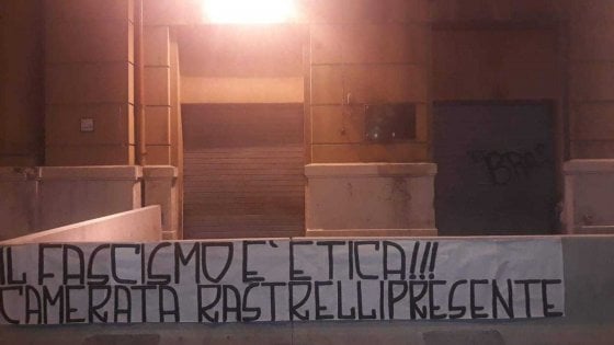napoli-striscione-rastrelli-fascista