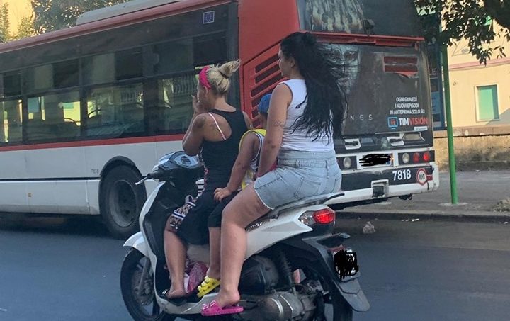 tre-senza-casco-scooter-Napoli
