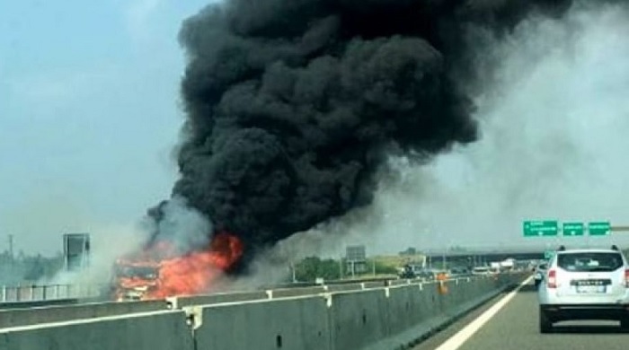 Momenti di paura, questa mattina, in autostrada dove è divampato un incendio. Un'auto è stata distrutta dalle fiamme.