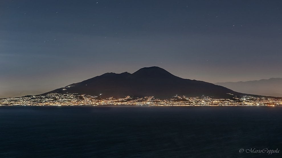 Una foto del Vesuvio visto da Capri incanta il web e diventa virale