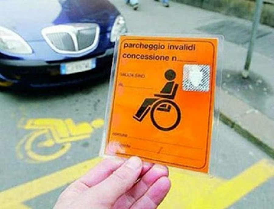 pass-parcheggio-disabili-rubato-denunciato-napoli