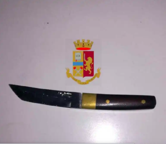 napoli-coltello-denunciato-polizia