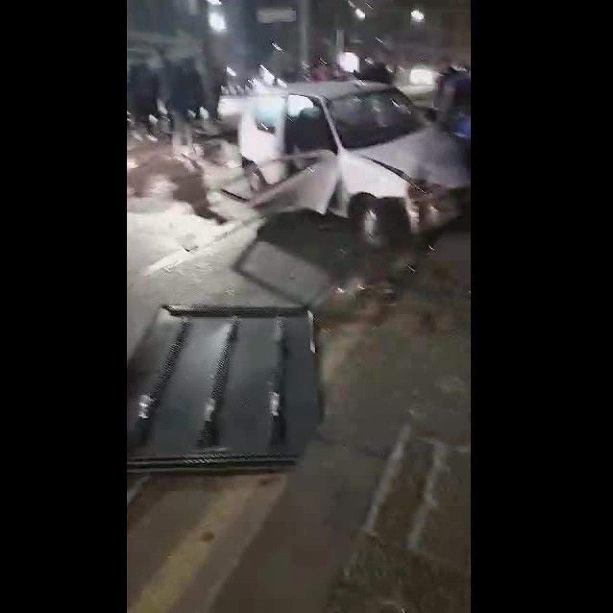 incidente-piazza-garibaldi-auto-fuori-strada-11-novembre
