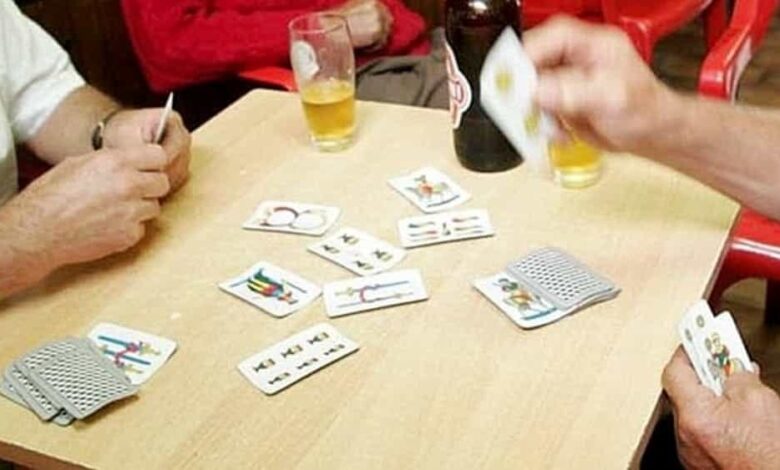 anziani giocano carte ok-2