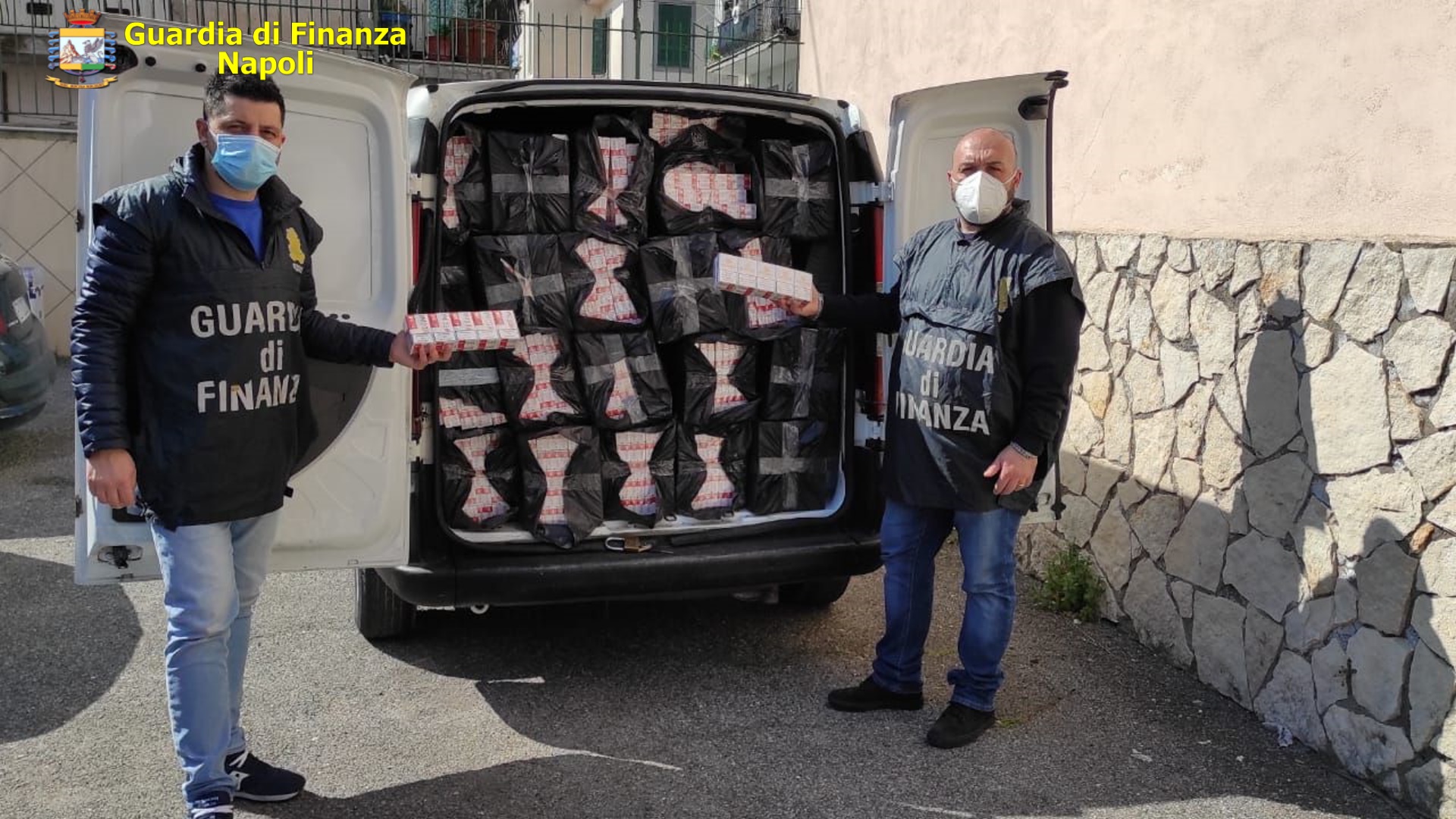 napoli-contrabbandieri-arrestati-sigarette-sequestrate-2-aprile