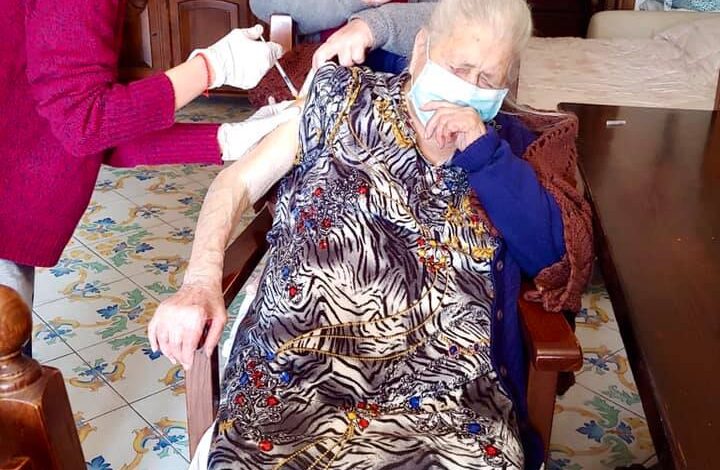 bacoli-prima-dose-vaccino-nonna-maria-101-anni