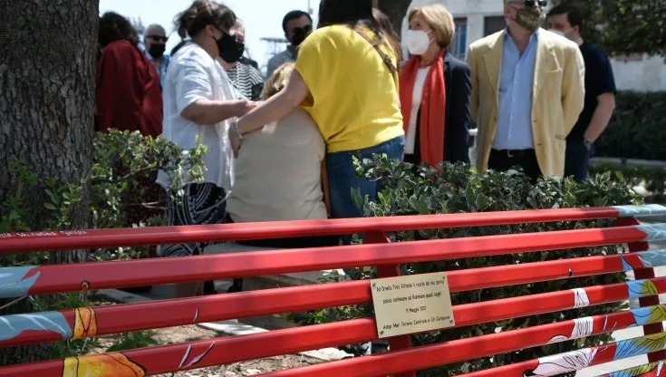Napoli, una panchina rossa al porto dedicata a Ornella Pinto. Ecco che cosa ha detto il padre ieri, 10 maggio
