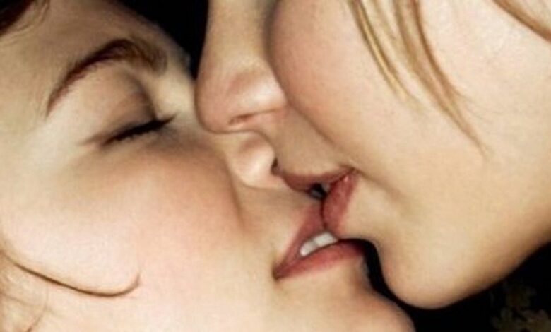 arzano-ragazze-picchiate-bacio-lesbiche