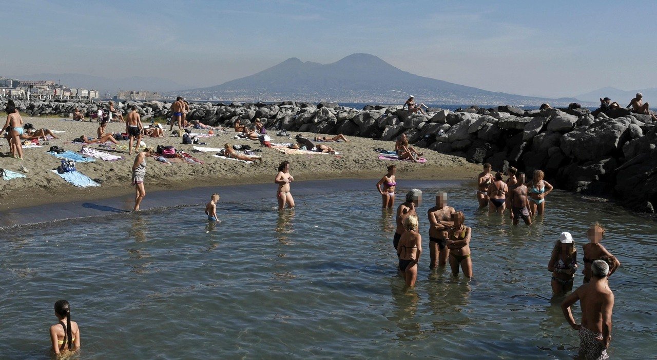 Mare inquinato a Napoli: scatta il divieto di balneazione, ecco dove
