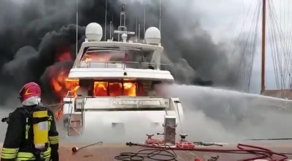castellammare barca incendio