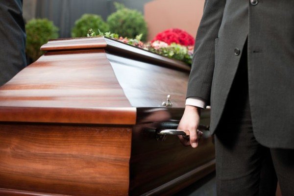 napoli-certificato-morte-sbagliato-funerali-bloccati