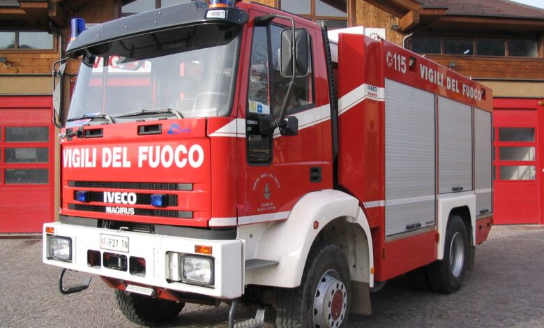 quartieri-spagnoli-incendio-pompieri-bloccati-auto