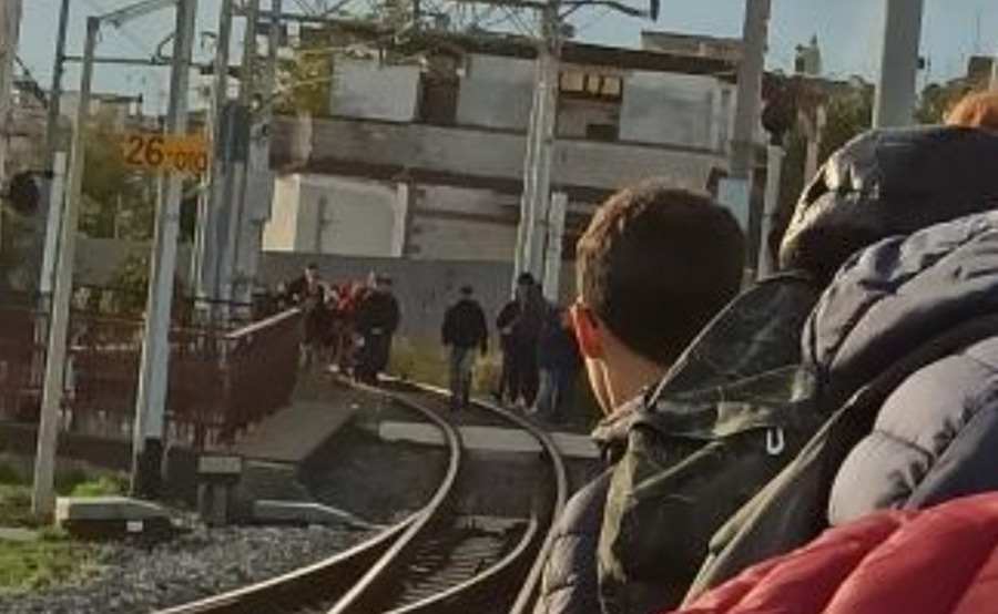 circumvesuviana-guasto-treno-passeggeri-piedi-17-novembre