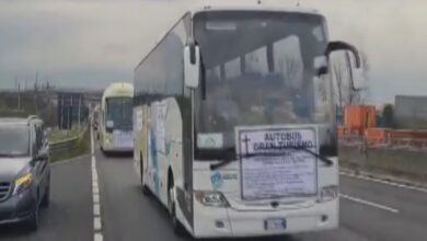 autostrada-a1-protesta-bus-turistici-carro-funebre