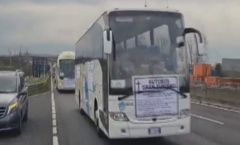 autostrada-a1-protesta-bus-turistici-carro-funebre