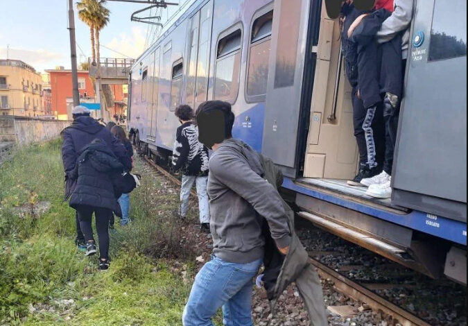 pozzuoli treno si ferma passeggeri binari