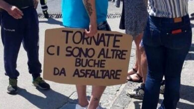 Durante l'ottava tappa del Giro d'Italia tenutasi a Napoli, un cartello spunta tra il pubblico: 