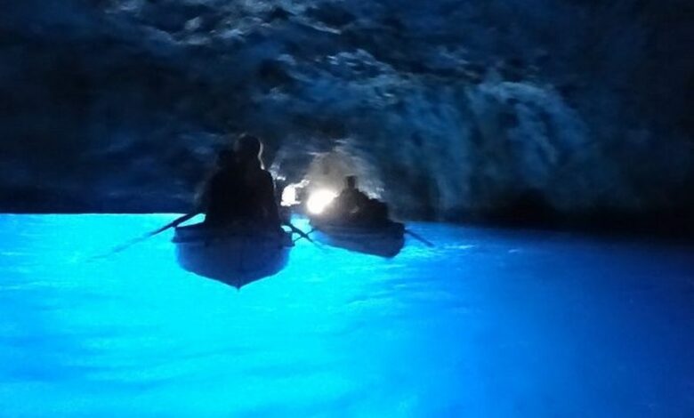 entrano-grotta-azzurra-capri-turisti-denunciati