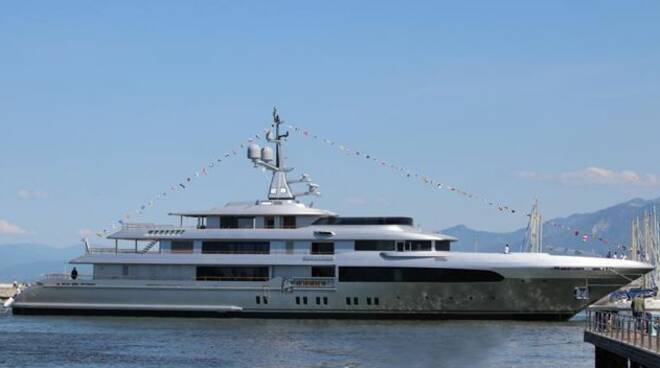 yacht regina Italia Kardashian