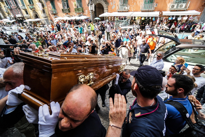 Napoli-DeCurtis-funerale