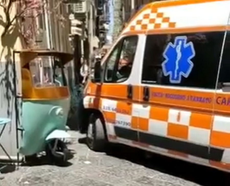 napoli ambulanza bloccata tavolini