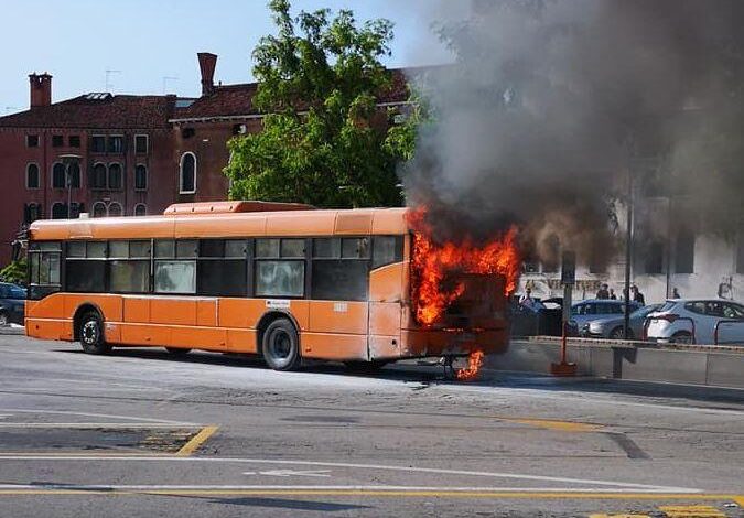napoli incendio bus