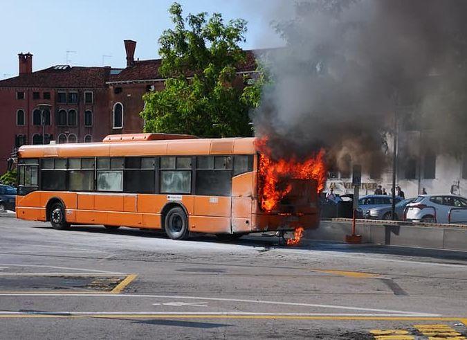 napoli incendio bus
