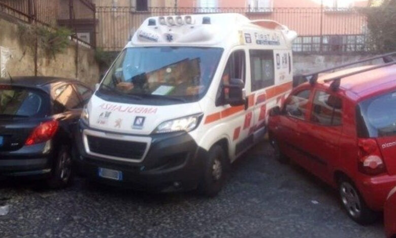 ambulanza bloccata sosta selvaggia morta napoli