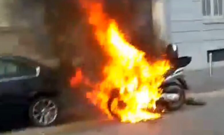 napoli incendio scooter