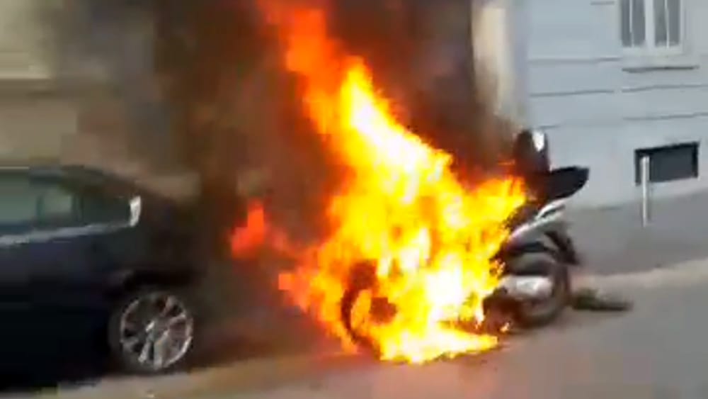 napoli incendio scooter