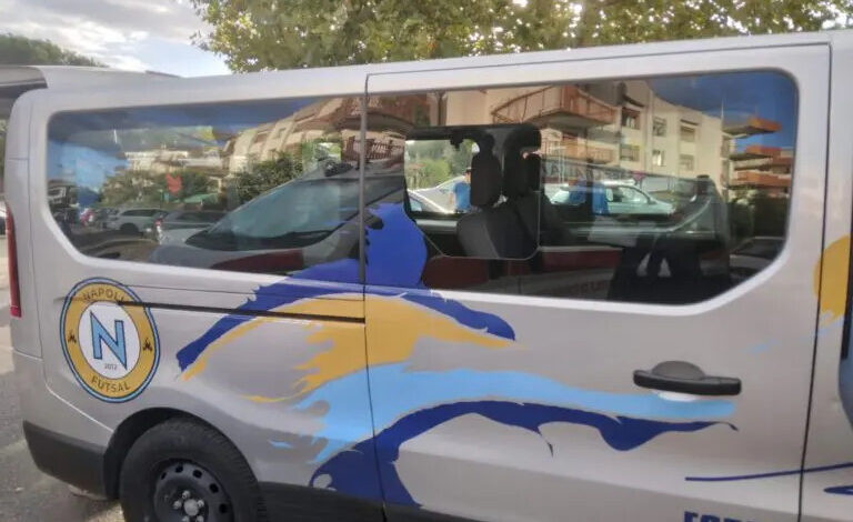 minivan napoli vandalizzati