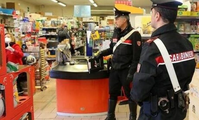 furto supermercato prende morsi dipendenti